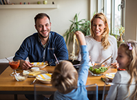 famille heureuse repas